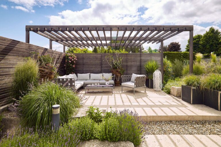 Wie eine Pergola Ihren Garten in eine natürliche Wohlfühloase verwandelt